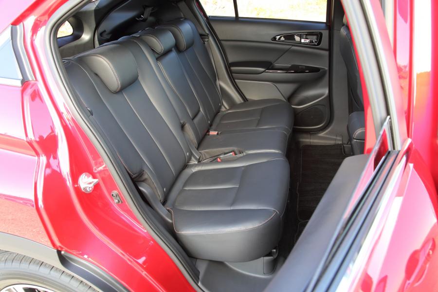 Интерьер Mitsubishi Eclipse Cross 2017 года  (JP) (фото 9 из 41)